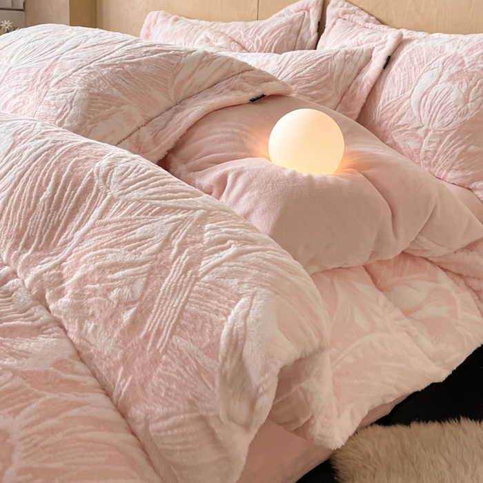 91家纺网 家纺一手货源 找家纺 宜代光年 2025新款兔绒色烂雕花保暖四件套 倾国倾城-粉