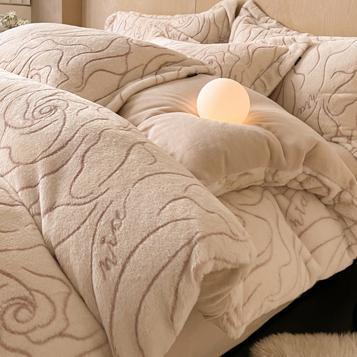 91家纺网 家纺一手货源 找家纺 宜代光年 2025新款兔绒色烂雕花保暖四件套 飘带-杏