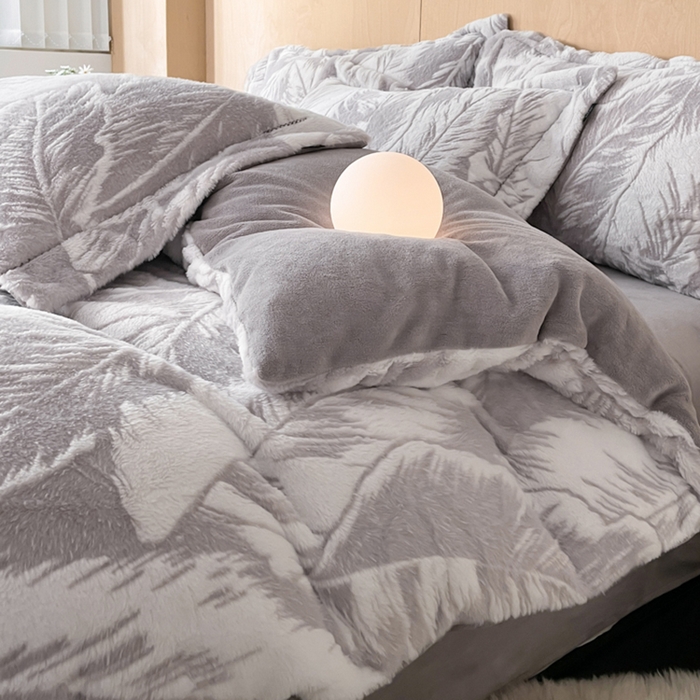 91家纺网 家纺一手货源 找家纺 宜代光年 2025新款兔绒色烂雕花保暖四件套 维密-灰