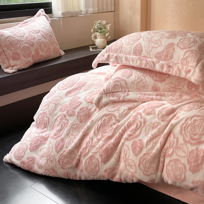 91家纺网 家纺一手货源 找家纺 宜代光年 2025新款兔绒色烂雕花保暖四件套 花恋-粉