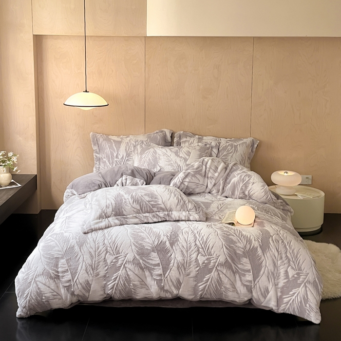 91家纺网 家纺一手货源 找家纺 宜代光年 2025新款兔绒色烂雕花保暖四件套 维密-灰