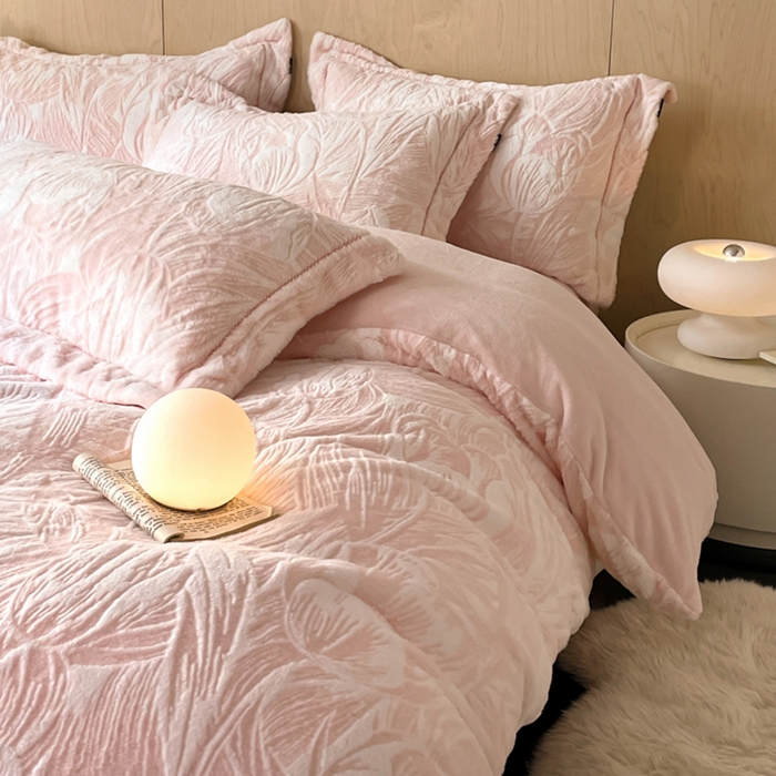 91家纺网 家纺一手货源 找家纺 宜代光年 2025新款兔绒色烂雕花保暖四件套 倾国倾城-粉