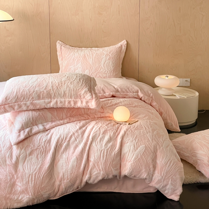 91家纺网 家纺一手货源 找家纺 宜代光年 2025新款兔绒色烂雕花保暖四件套 倾国倾城-粉