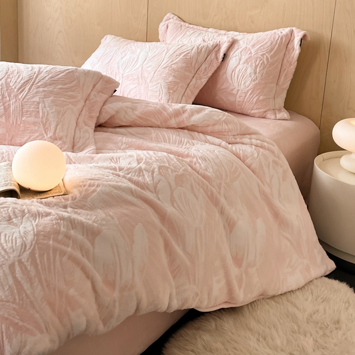 91家纺网 家纺一手货源 找家纺 宜代光年 2025新款兔绒色烂雕花保暖四件套 倾国倾城-粉
