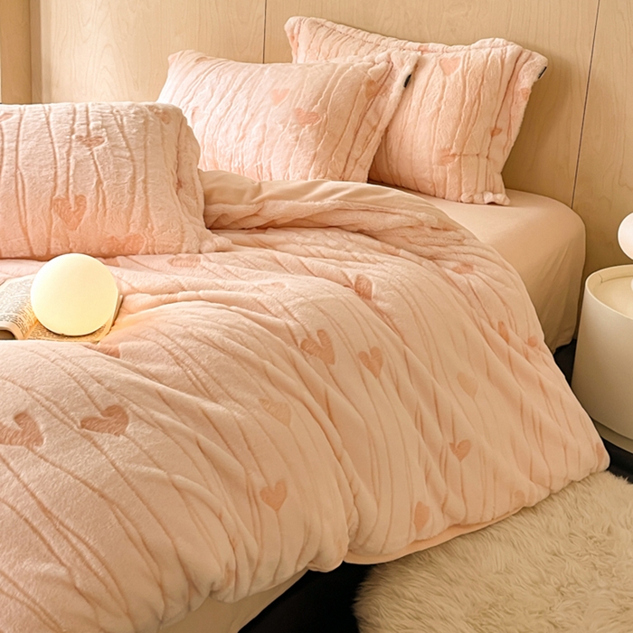 91家纺网 家纺一手货源 找家纺 宜代光年 2025新款兔绒色烂雕花保暖四件套 爱心涌动-粉