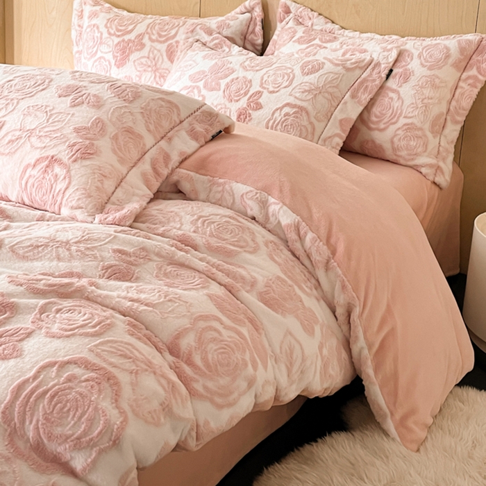 91家纺网 家纺一手货源 找家纺 宜代光年 2025新款兔绒色烂雕花保暖四件套 花恋-粉