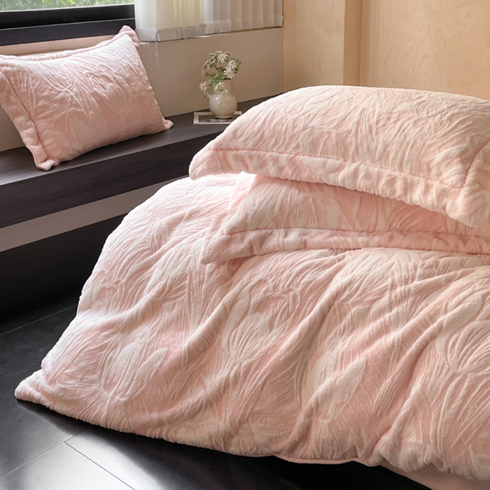 91家纺网 家纺一手货源 找家纺 宜代光年 2025新款兔绒色烂雕花保暖四件套 倾国倾城-粉