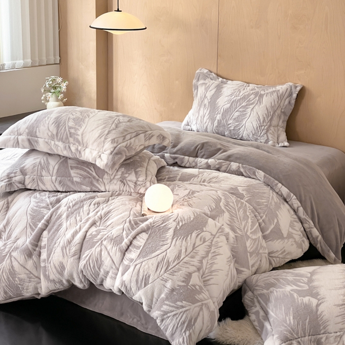 91家纺网 家纺一手货源 找家纺 宜代光年 2025新款兔绒色烂雕花保暖四件套 维密-灰