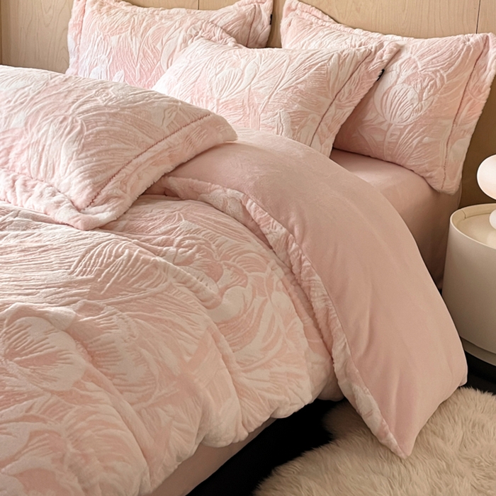 91家纺网 家纺一手货源 找家纺 宜代光年 2025新款兔绒色烂雕花保暖四件套 倾国倾城-粉