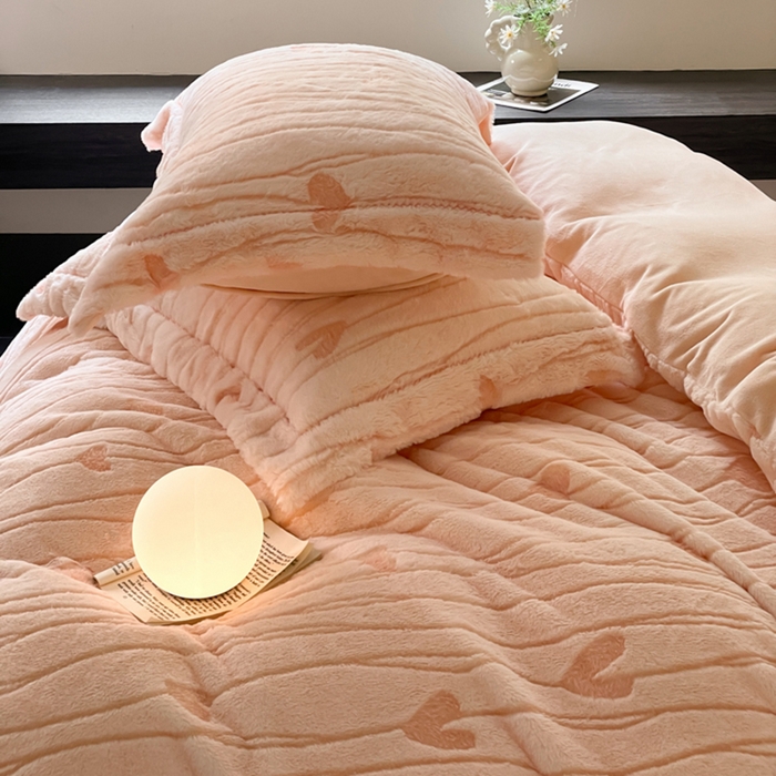 91家纺网 家纺一手货源 找家纺 宜代光年 2025新款兔绒色烂雕花保暖四件套 爱心涌动-粉