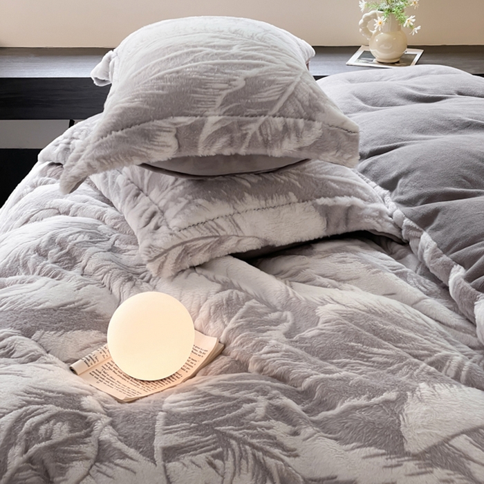 91家纺网 家纺一手货源 找家纺 宜代光年 2025新款兔绒色烂雕花保暖四件套 维密-灰