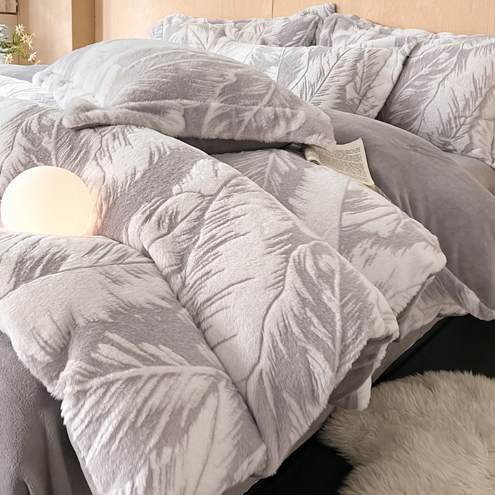 91家纺网 家纺一手货源 找家纺 宜代光年 2025新款兔绒色烂雕花保暖四件套 维密-灰