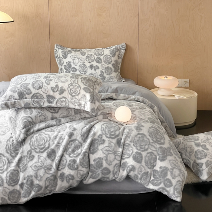 91家纺网 家纺一手货源 找家纺 宜代光年 2025新款兔绒色烂雕花保暖四件套 花恋-灰