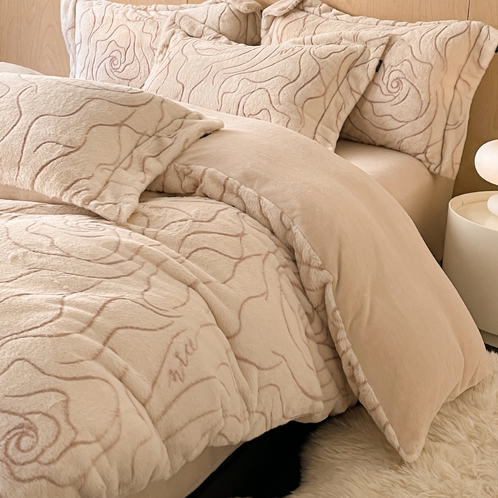 91家纺网 家纺一手货源 找家纺 宜代光年 2025新款兔绒色烂雕花保暖四件套 飘带-杏