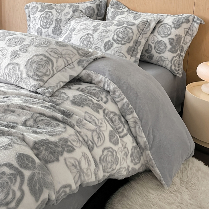 91家纺网 家纺一手货源 找家纺 宜代光年 2025新款兔绒色烂雕花保暖四件套 花恋-灰