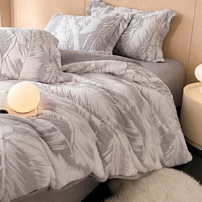 91家纺网 家纺一手货源 找家纺 宜代光年 2025新款兔绒色烂雕花保暖四件套 维密-灰