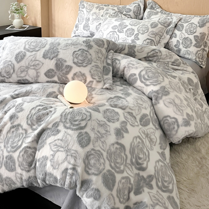 91家纺网 家纺一手货源 找家纺 宜代光年 2025新款兔绒色烂雕花保暖四件套 花恋-灰