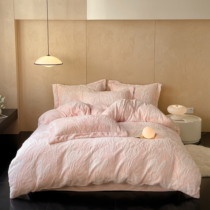 91家纺网 家纺一手货源 找家纺 宜代光年 2025新款兔绒色烂雕花保暖四件套 倾国倾城-粉