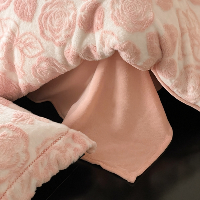 91家纺网 家纺一手货源 找家纺 宜代光年 2025新款兔绒色烂雕花保暖四件套 花恋-粉