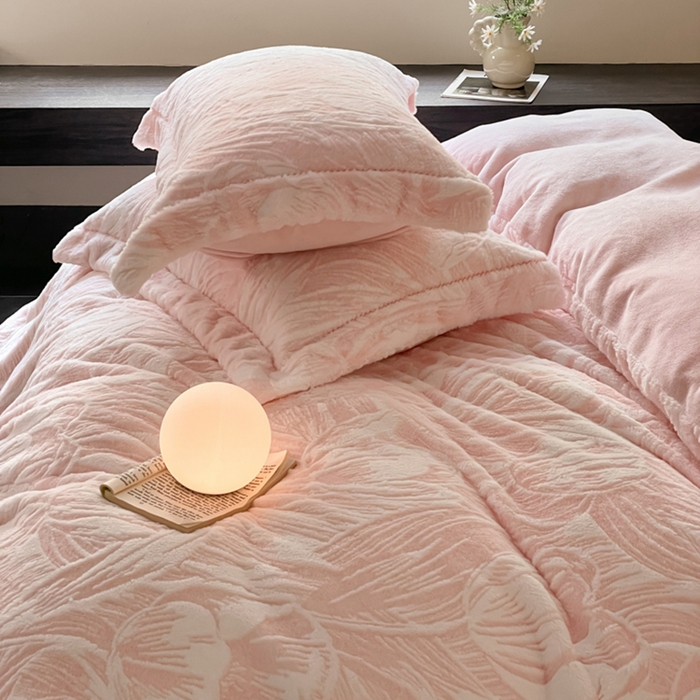 91家纺网 家纺一手货源 找家纺 宜代光年 2025新款兔绒色烂雕花保暖四件套 倾国倾城-粉