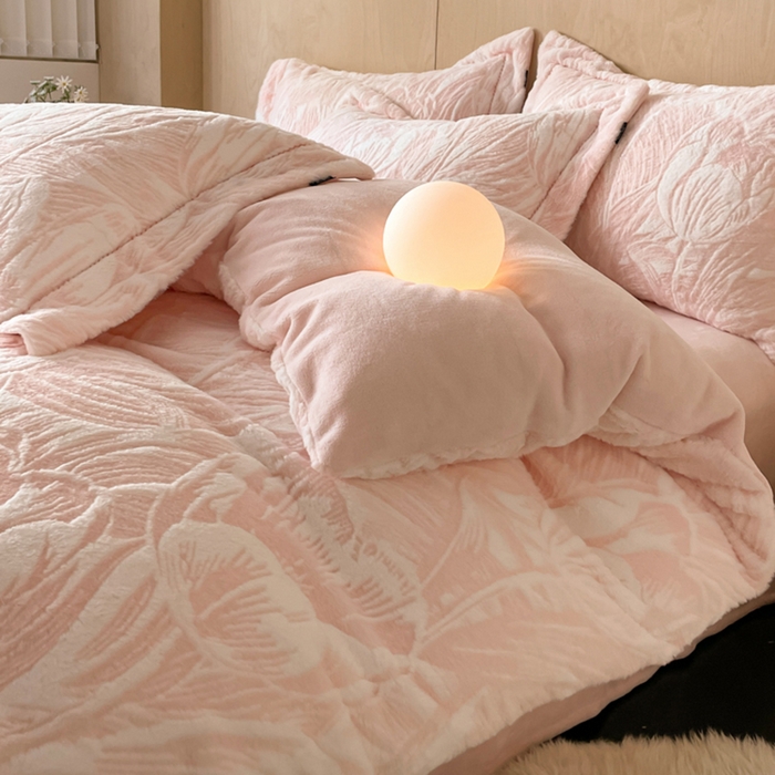 91家纺网 家纺一手货源 找家纺 宜代光年 2025新款兔绒色烂雕花保暖四件套 倾国倾城-粉