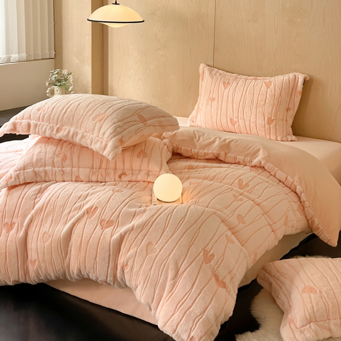 91家纺网 家纺一手货源 找家纺 宜代光年 2025新款兔绒色烂雕花保暖四件套 爱心涌动-粉