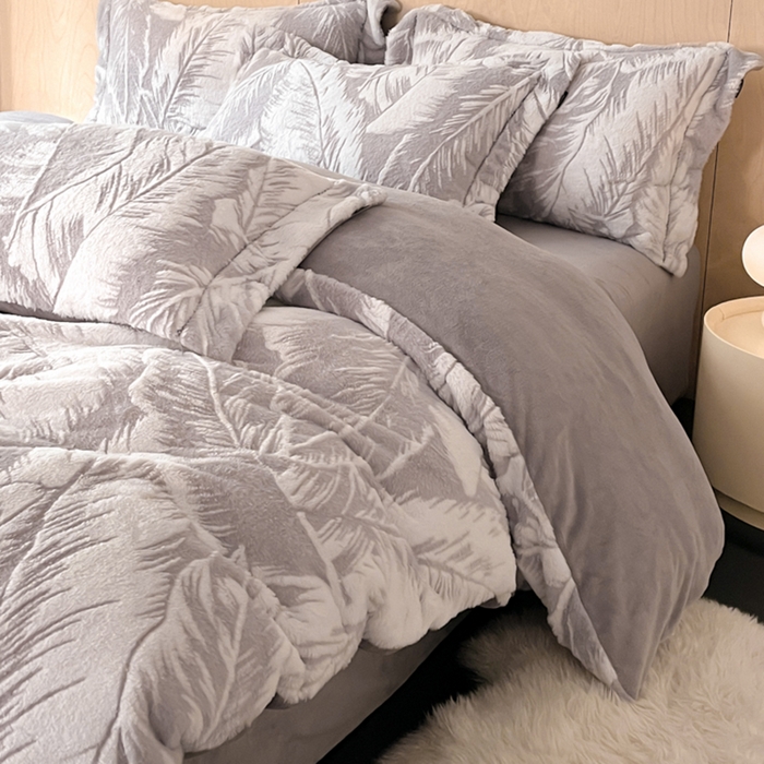 91家纺网 家纺一手货源 找家纺 宜代光年 2025新款兔绒色烂雕花保暖四件套 维密-灰
