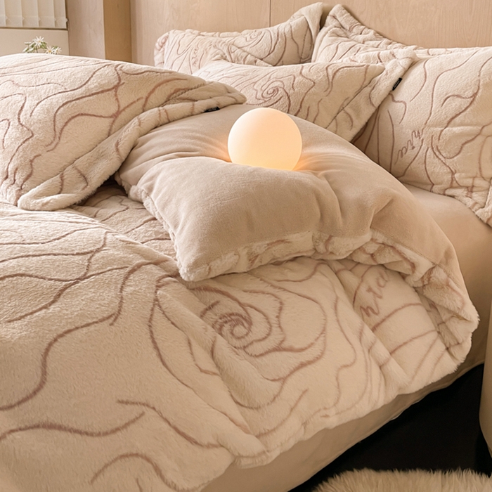 91家纺网 家纺一手货源 找家纺 宜代光年 2025新款兔绒色烂雕花保暖四件套 飘带-杏