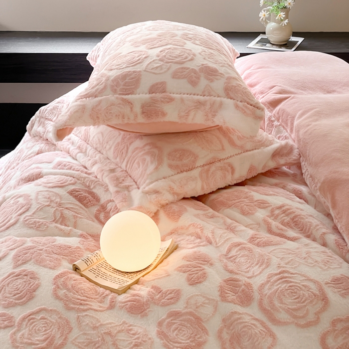 91家纺网 家纺一手货源 找家纺 宜代光年 2025新款兔绒色烂雕花保暖四件套 花恋-粉