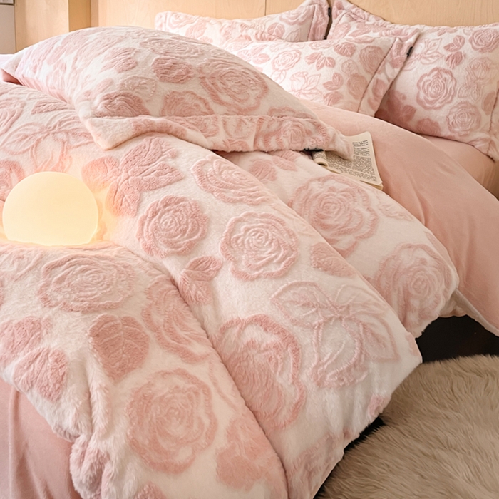 91家纺网 家纺一手货源 找家纺 宜代光年 2025新款兔绒色烂雕花保暖四件套 花恋-粉