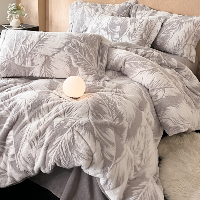 91家纺网 家纺一手货源 找家纺 宜代光年 2025新款兔绒色烂雕花保暖四件套 维密-灰
