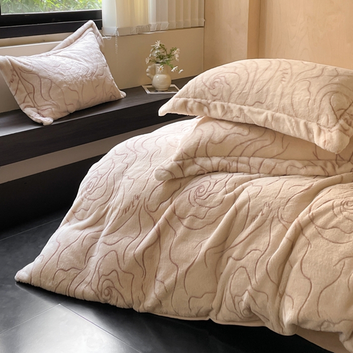 91家纺网 家纺一手货源 找家纺 宜代光年 2025新款兔绒色烂雕花保暖四件套 飘带-杏