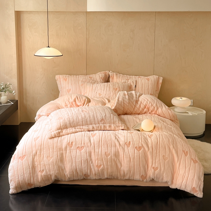 91家纺网 家纺一手货源 找家纺 宜代光年 2025新款兔绒色烂雕花保暖四件套 爱心涌动-粉