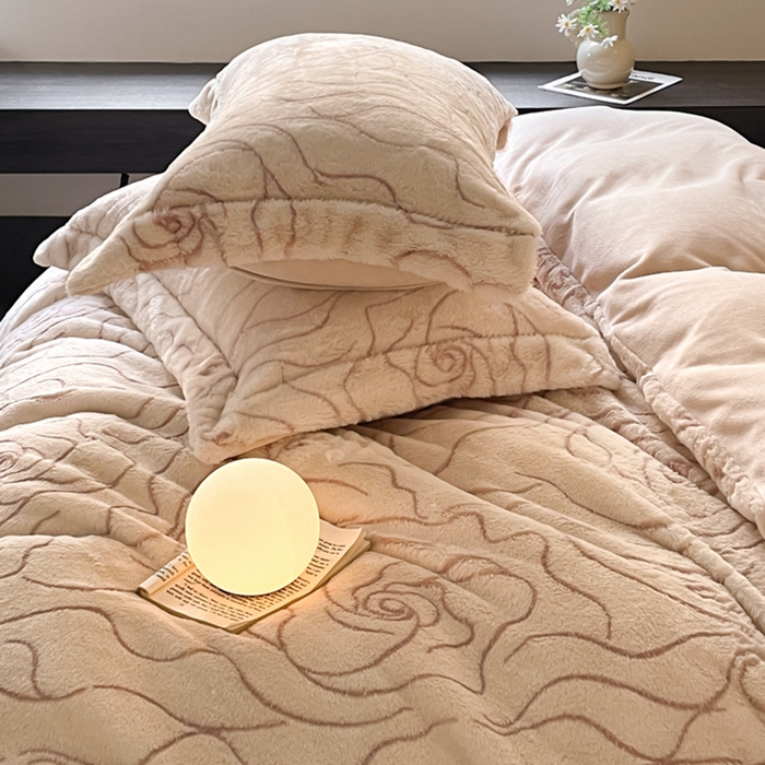 91家纺网 家纺一手货源 找家纺 宜代光年 2025新款兔绒色烂雕花保暖四件套 飘带-杏