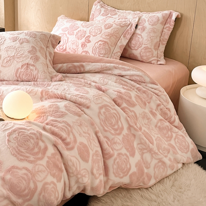 91家纺网 家纺一手货源 找家纺 宜代光年 2025新款兔绒色烂雕花保暖四件套 花恋-粉