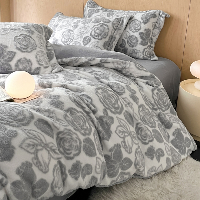 91家纺网 家纺一手货源 找家纺 宜代光年 2025新款兔绒色烂雕花保暖四件套 花恋-灰