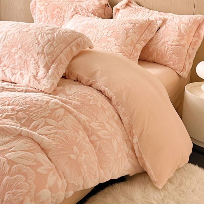 91家纺网 家纺一手货源 找家纺 宜代光年 2025新款兔绒色烂雕花保暖四件套 芳华-玉