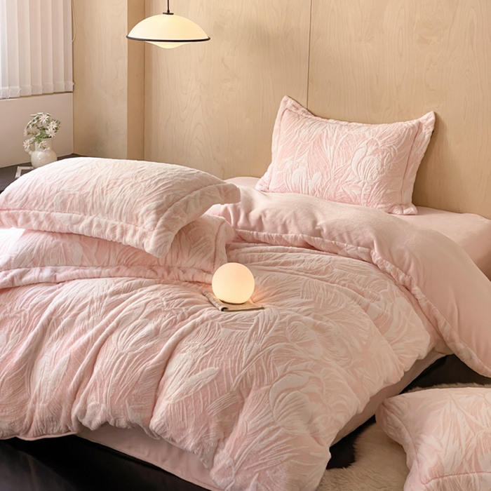 91家纺网 家纺一手货源 找家纺 宜代光年 2025新款兔绒色烂雕花保暖四件套 倾国倾城-粉