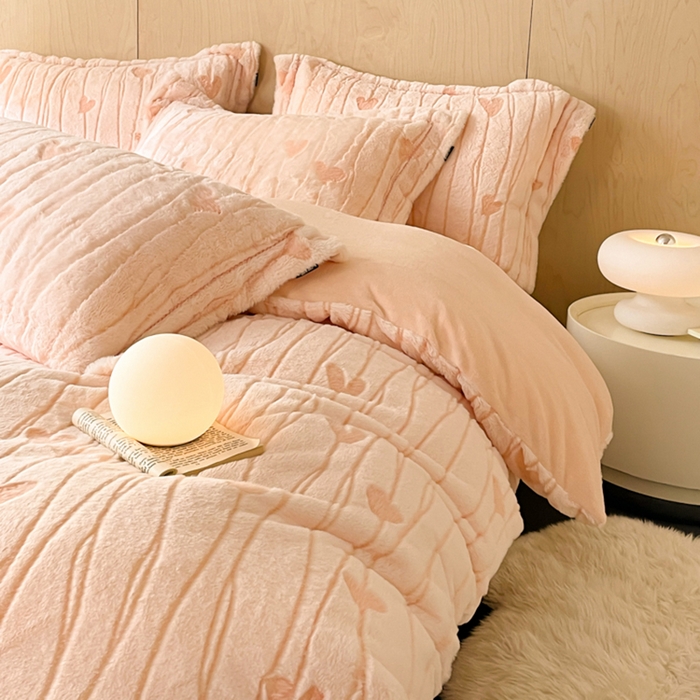 91家纺网 家纺一手货源 找家纺 宜代光年 2025新款兔绒色烂雕花保暖四件套 爱心涌动-粉