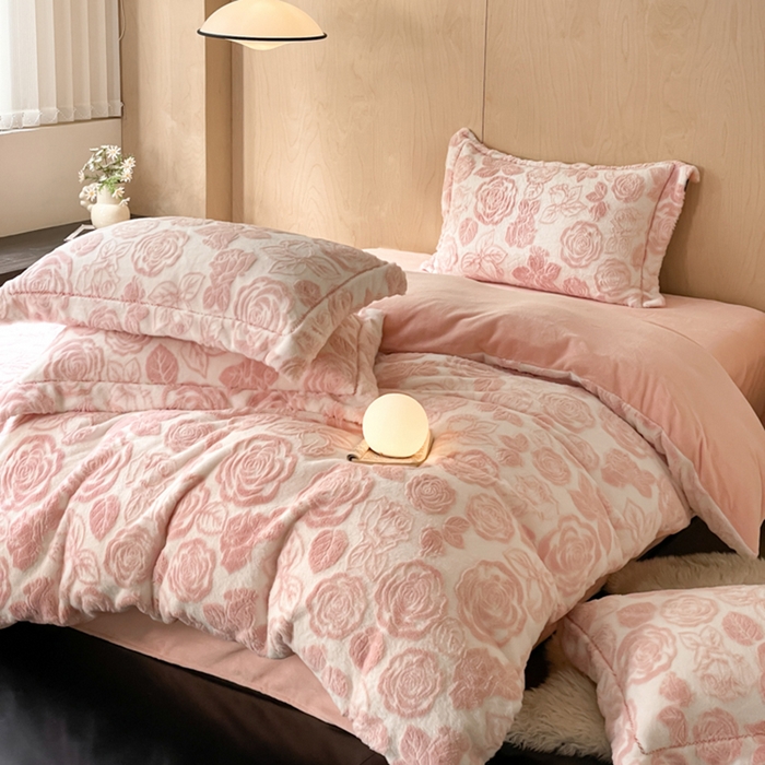 91家纺网 家纺一手货源 找家纺 宜代光年 2025新款兔绒色烂雕花保暖四件套 花恋-粉