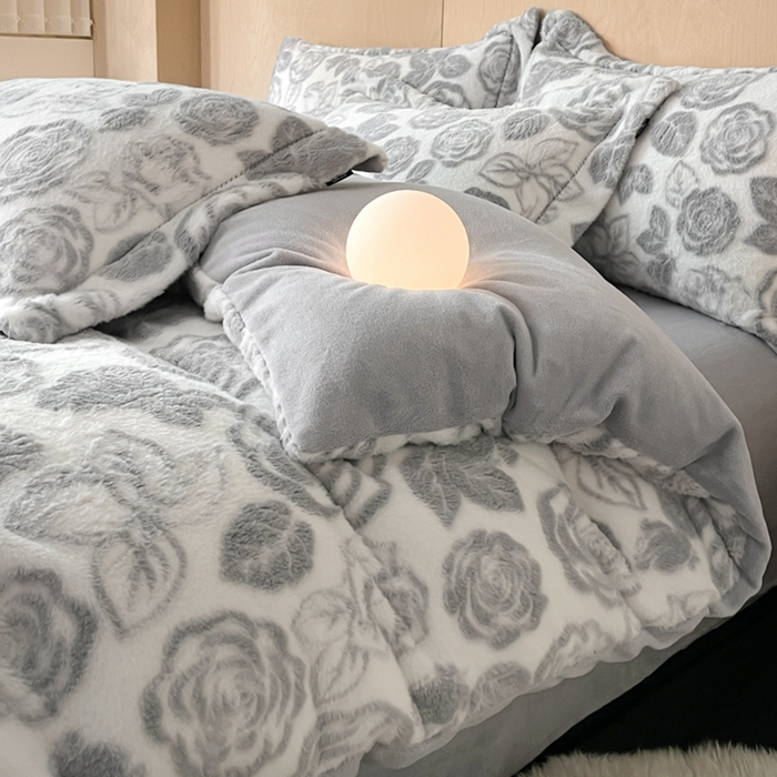 91家纺网 家纺一手货源 找家纺 宜代光年 2025新款兔绒色烂雕花保暖四件套 花恋-灰