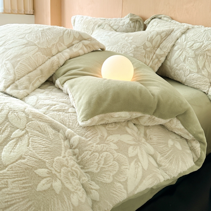 91家纺网 家纺一手货源 找家纺 宜代光年 2025新款兔绒色烂雕花保暖四件套 芳华-绿