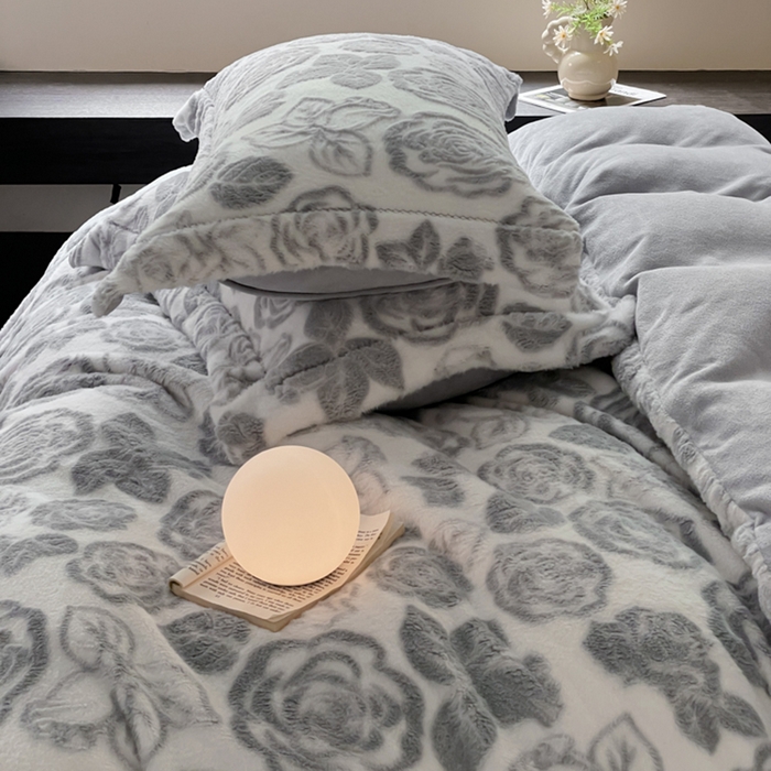 91家纺网 家纺一手货源 找家纺 宜代光年 2025新款兔绒色烂雕花保暖四件套 花恋-灰