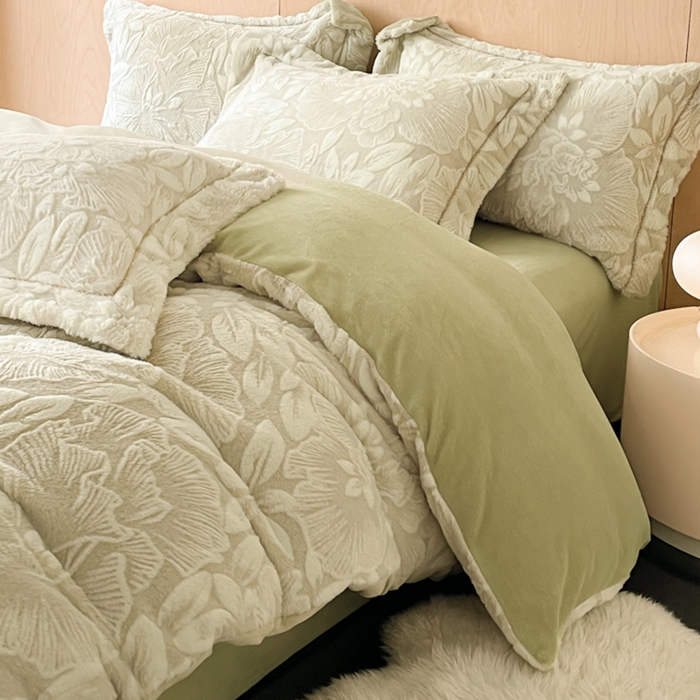 91家纺网 家纺一手货源 找家纺 宜代光年 2025新款兔绒色烂雕花保暖四件套 芳华-绿