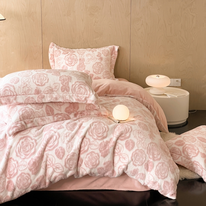 91家纺网 家纺一手货源 找家纺 宜代光年 2025新款兔绒色烂雕花保暖四件套 花恋-粉