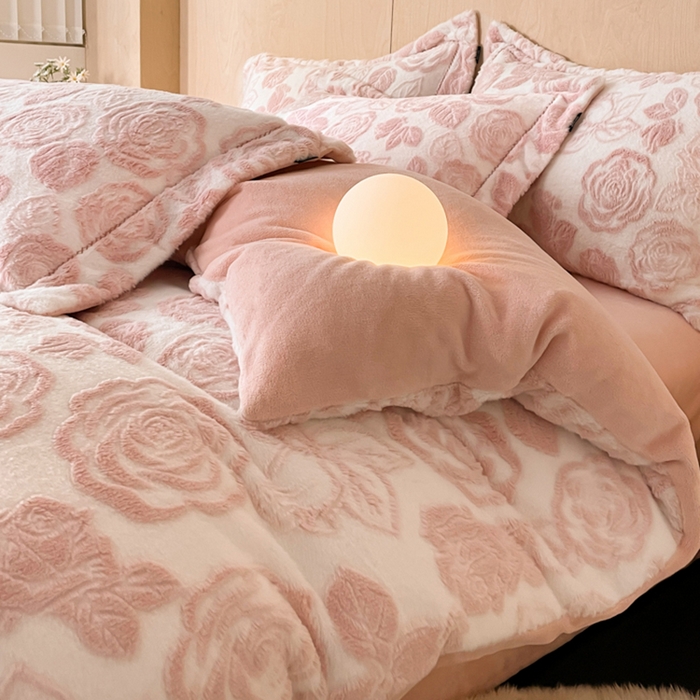 91家纺网 家纺一手货源 找家纺 宜代光年 2025新款兔绒色烂雕花保暖四件套 花恋-粉