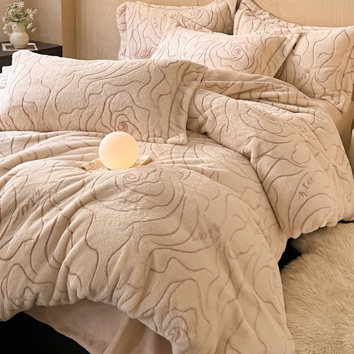 91家纺网 家纺一手货源 找家纺 宜代光年 2025新款兔绒色烂雕花保暖四件套 飘带-杏