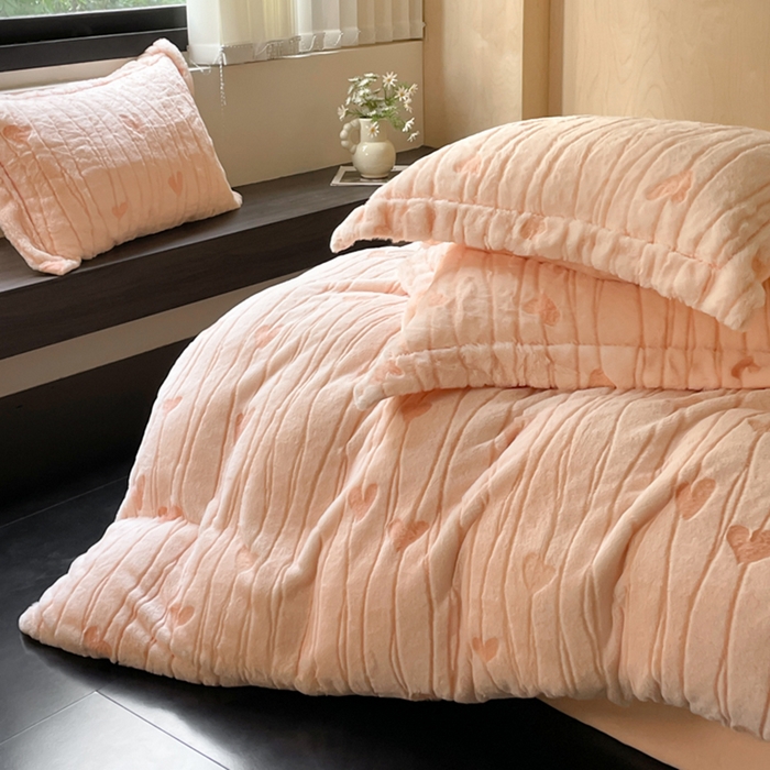 91家纺网 家纺一手货源 找家纺 宜代光年 2025新款兔绒色烂雕花保暖四件套 爱心涌动-粉