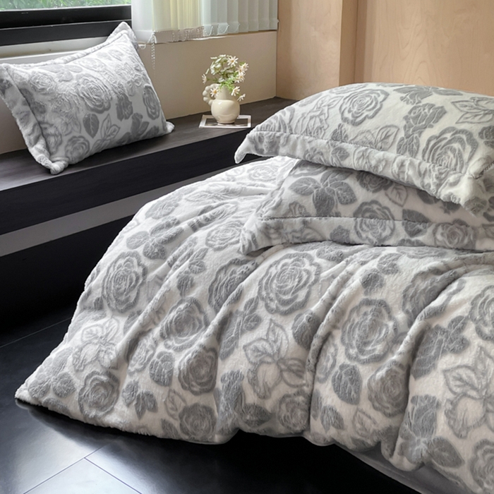 91家纺网 家纺一手货源 找家纺 宜代光年 2025新款兔绒色烂雕花保暖四件套 花恋-灰