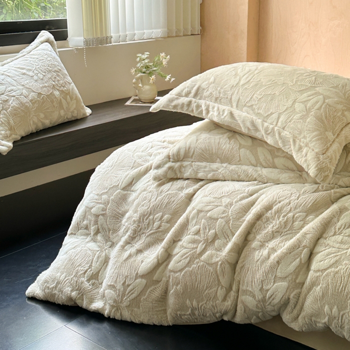 91家纺网 家纺一手货源 找家纺 宜代光年 2025新款兔绒色烂雕花保暖四件套 芳华-绿